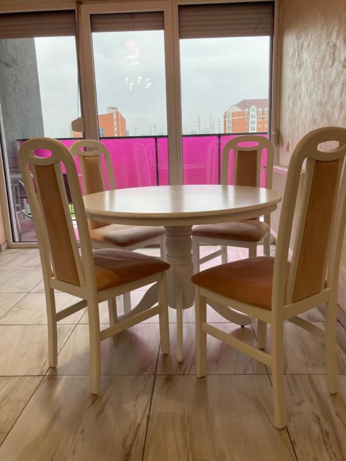 Bhoeme Apartament Орадя Екстер'єр фото
